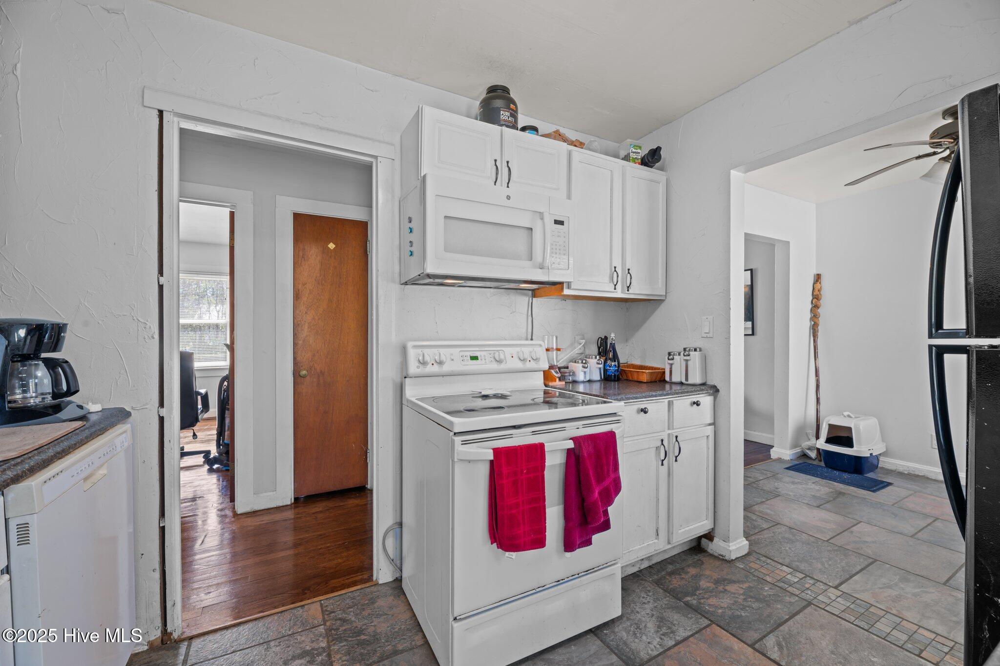 214 Bryan Street Havelock, NC 28532 - Photo 16 of 38 Kitchen