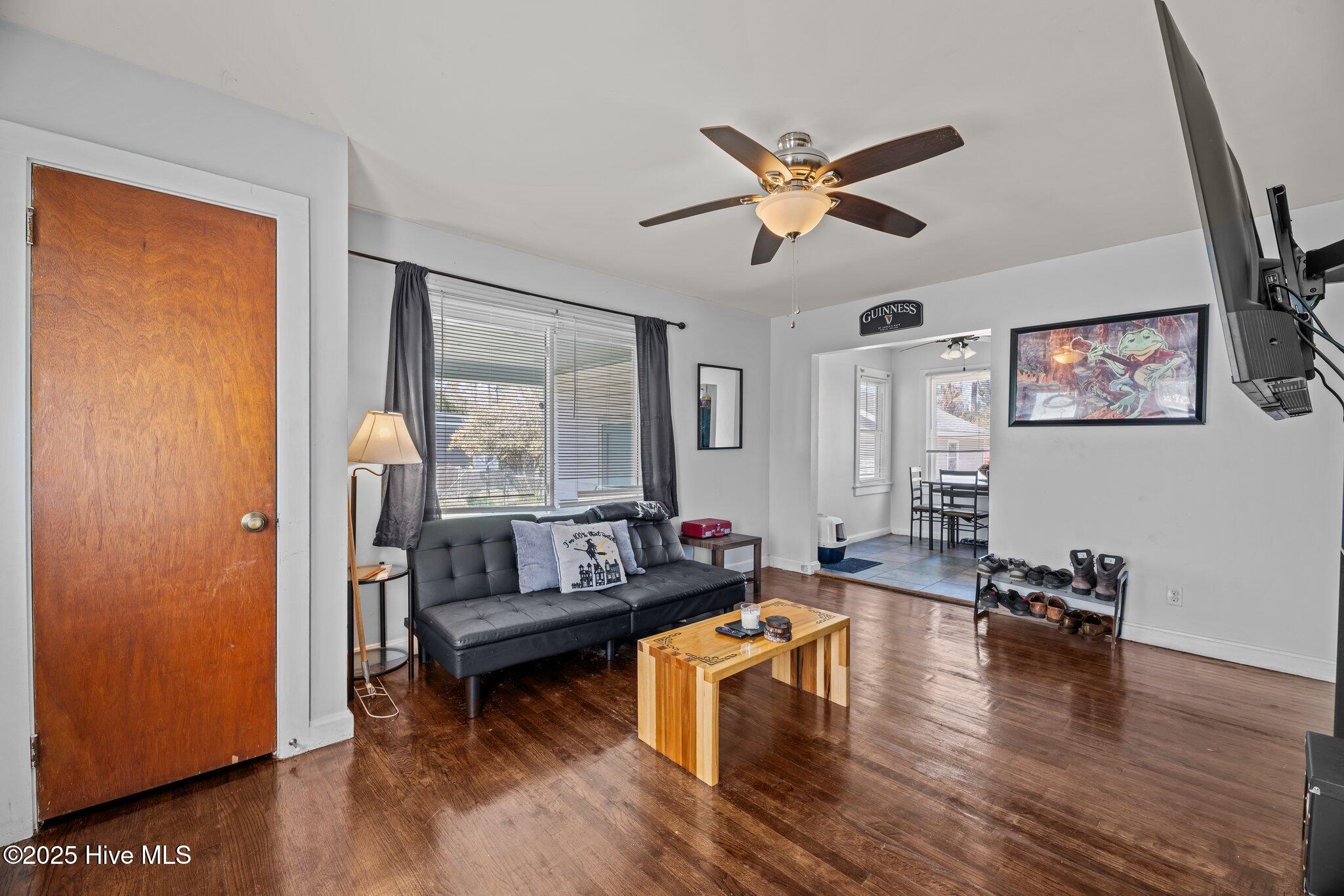 214 Bryan Street Havelock, NC 28532 - Photo 21 of 38 Living room
