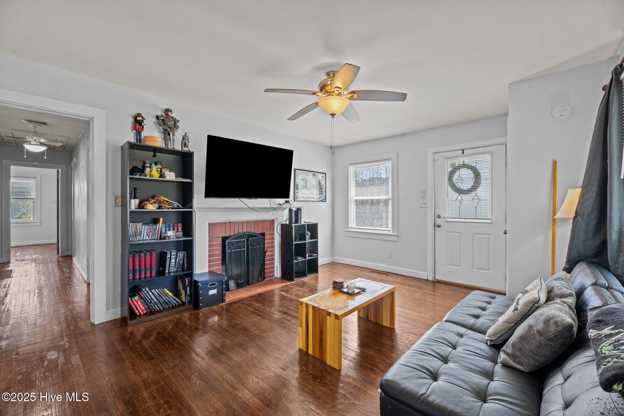 214 Bryan Street Havelock, NC 28532 - Photo 22 of 38 Living room