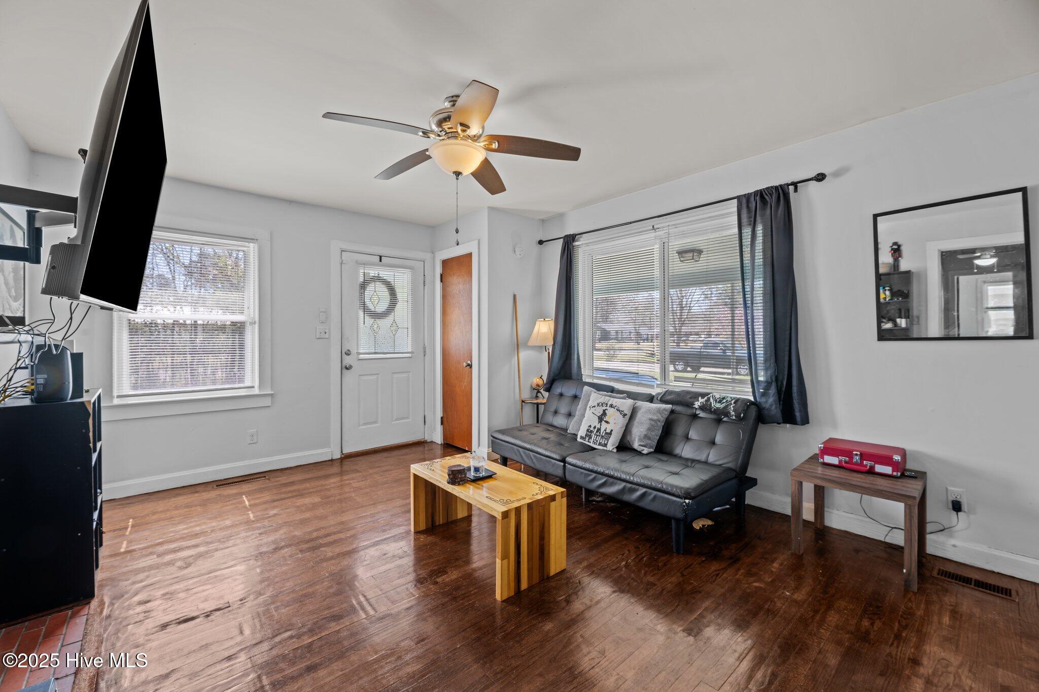 214 Bryan Street Havelock, NC 28532 - Photo 23 of 38 Living room