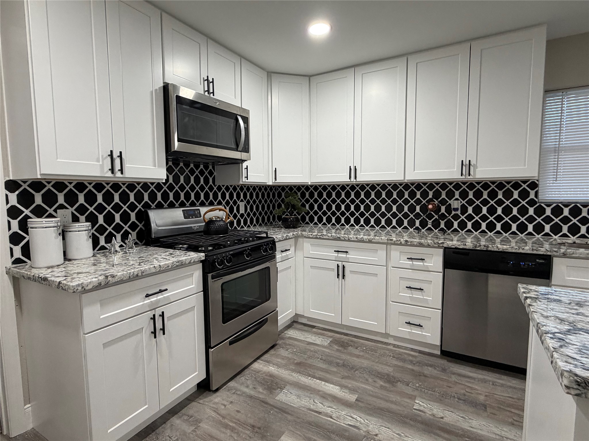 220 Austin Street Angleton, TX 77515 - Photo 5 of 29 KITCHEN