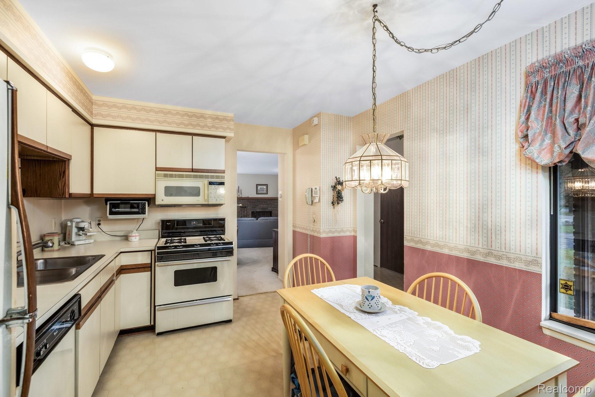 629 Tennyson Rochester, MI 48307 - Photo 19 of 30 20-web-or-mls-629 Tennyson, Rochester Hills0019.jpg