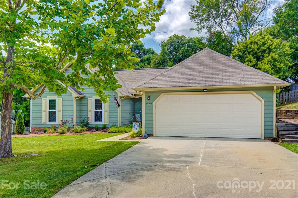 10715 Spruce Mountain Road Charlotte, NC 28214 - Photo 2 of 33 a front view of house with yard and green space