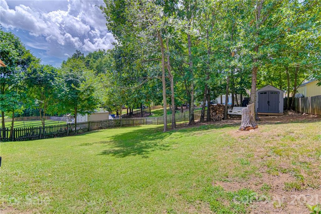 10715 Spruce Mountain Road Charlotte, NC 28214 - Photo 29 of 33 a garden view with a seating space