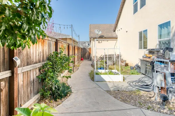 $770,000 | 3076 Portals Avenue, Clovis, CA 93619