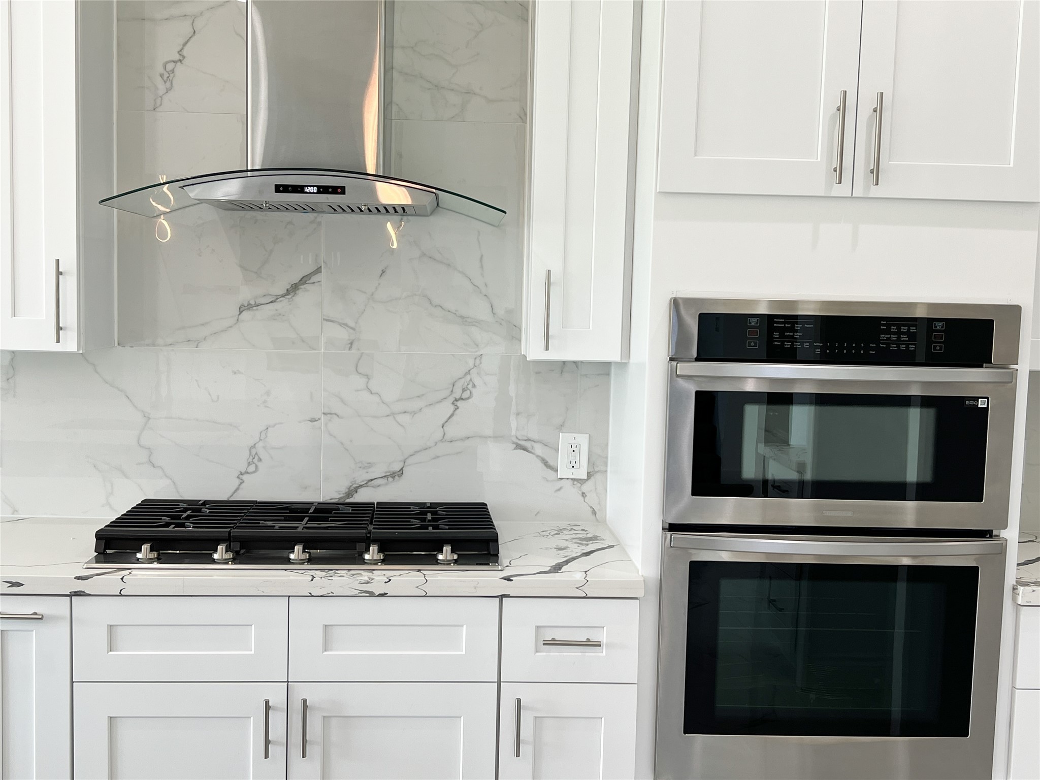 126 Lakeland Circle Rosharon, TX 77583 - Photo 12 of 41 6 top gas burners, microwave and oven included