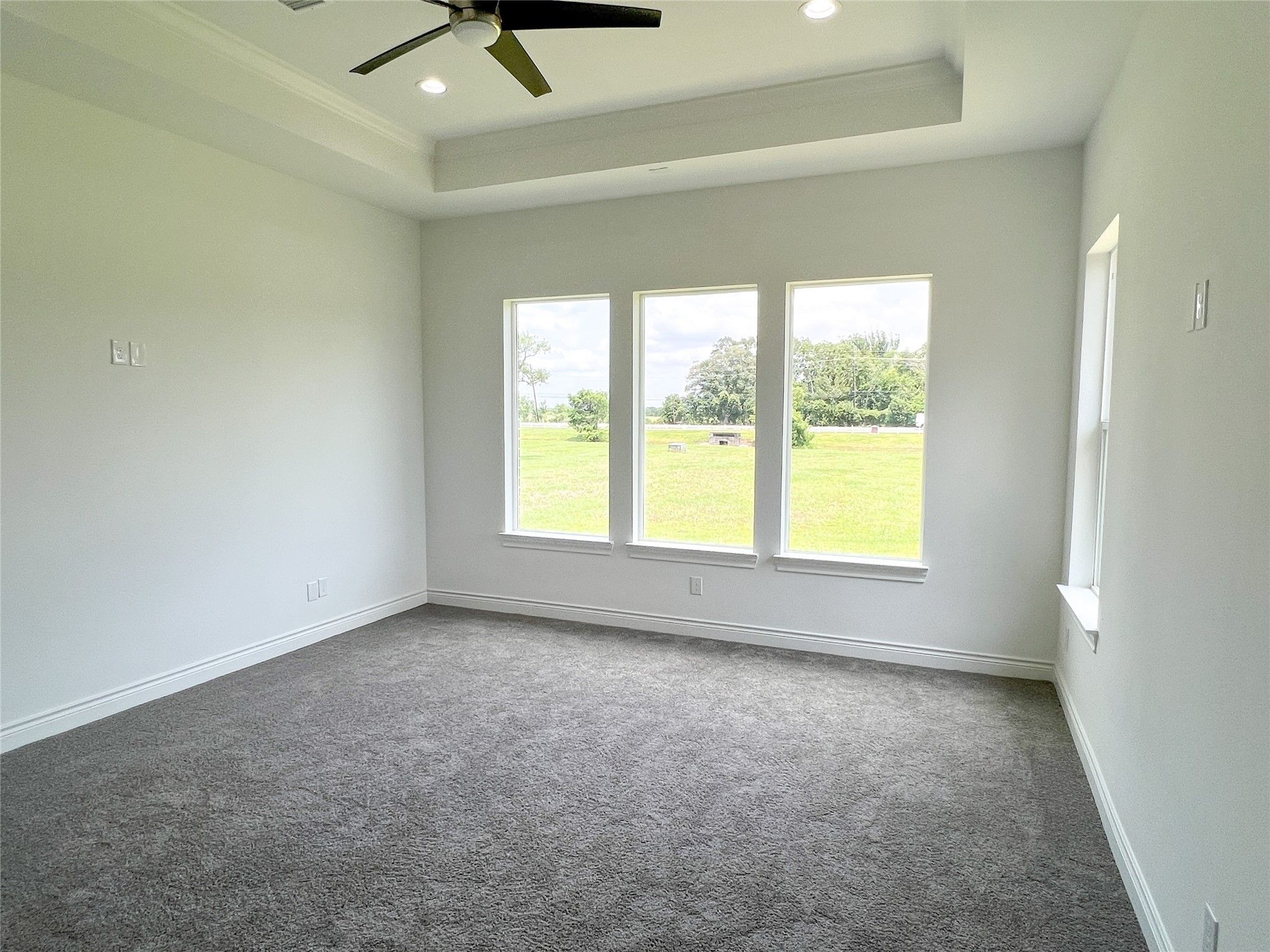 126 Lakeland Circle Rosharon, TX 77583 - Photo 22 of 41 Primary room with a unique tray ceiling design.