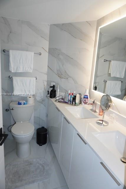 701 Brickell Key Boulevard, Unit 412 Miami, FL 33131 - Photo 22 of 37 a bathroom with a sink toilet and a mirror