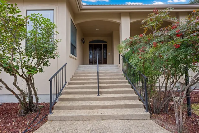 a view of entryway with livingroom