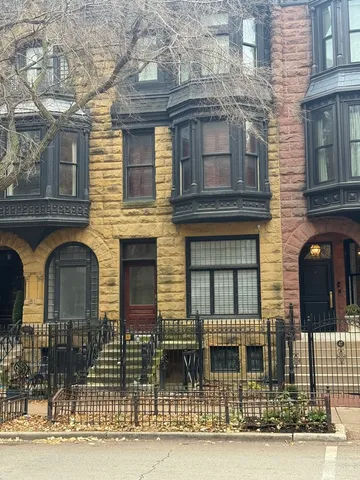 $2,800,000 | 49 East Division Street, Chicago, IL 60611