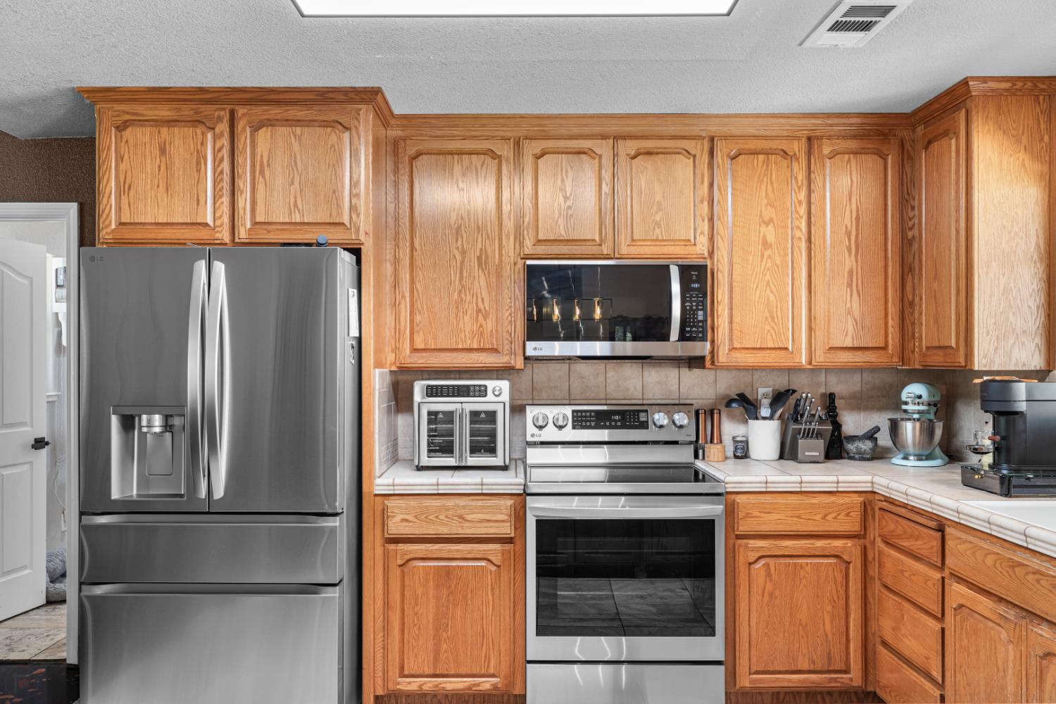 2384 Choctaw Road Copperopolis, CA 95228 - Photo 20 of 53 a kitchen with stainless steel appliances granite countertop a refrigerator and cabinets