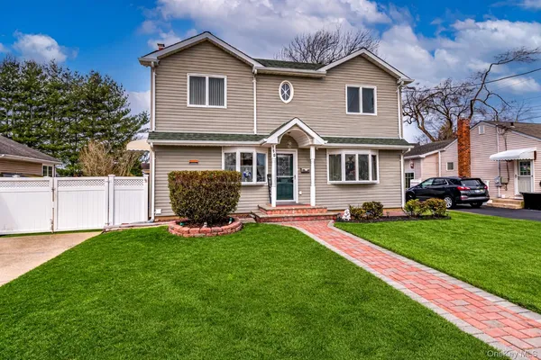 $899,000 | 150 Park Lane, Massapequa, NY 11758