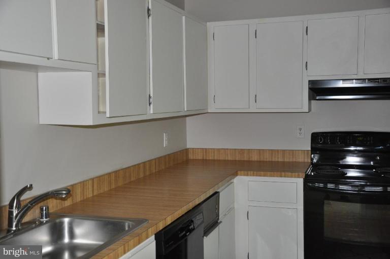 11612 Ivystone Court, Unit 5/300 Reston, VA 20191 - Photo 4 of 11 Kitchen