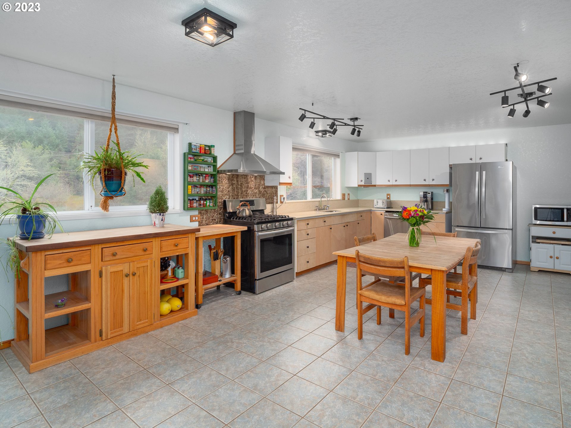 375 Porter Creek Road Winston, OR 97496 - Photo 21 of 41 Kitchen/Dining Room