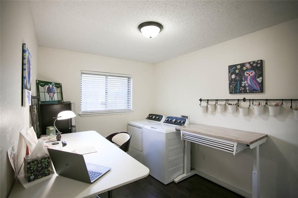 1720 Crystal Way Plano, TX 75074 - Photo 23 of 32 a room with furniture and window