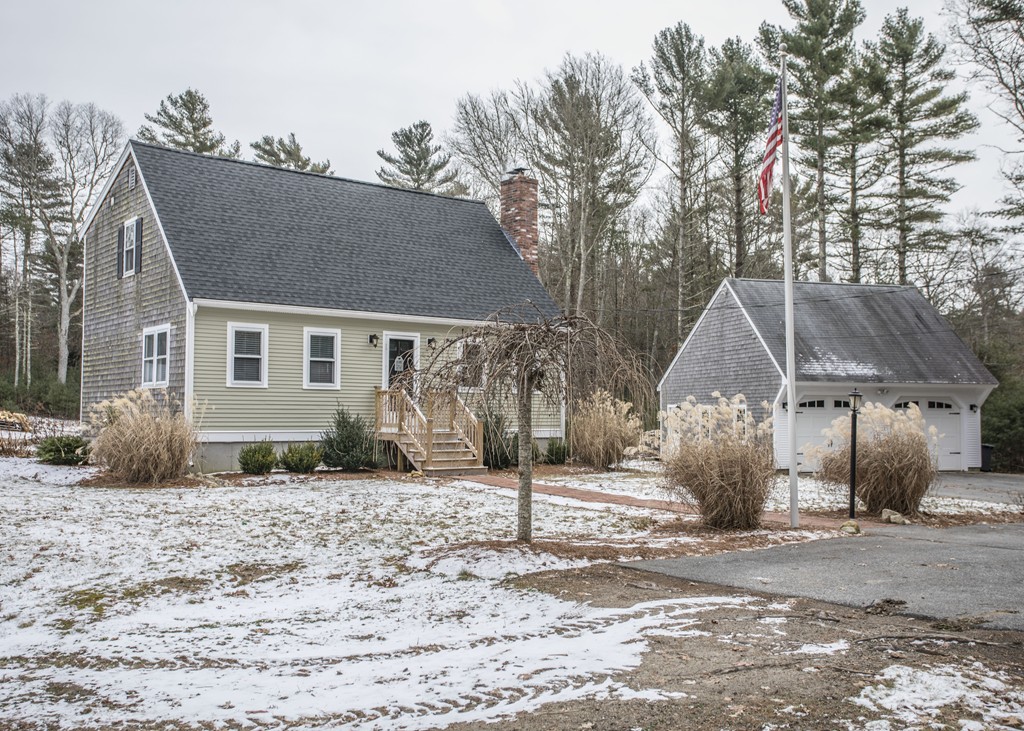 648 County Road Wareham, MA 02576 - Photo 1 of 30 a front view of a house with a yard