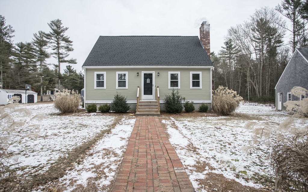 648 County Road Wareham, MA 02576 - Photo 3 of 30 a front view of a house with a yard