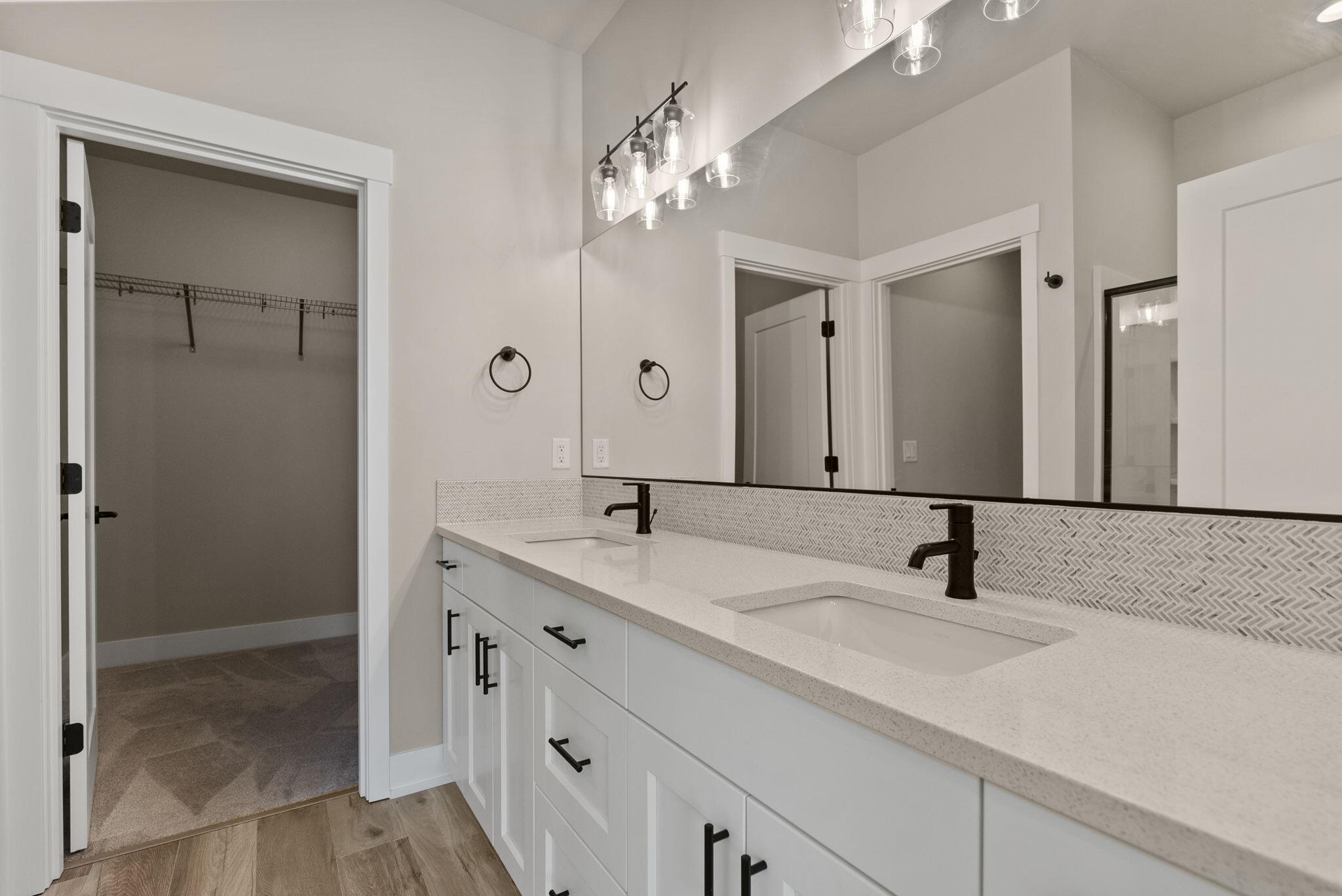 3859 Northeast Oakside Loop Bend, OR 97701 - Photo 18 of 51 Primary en suite