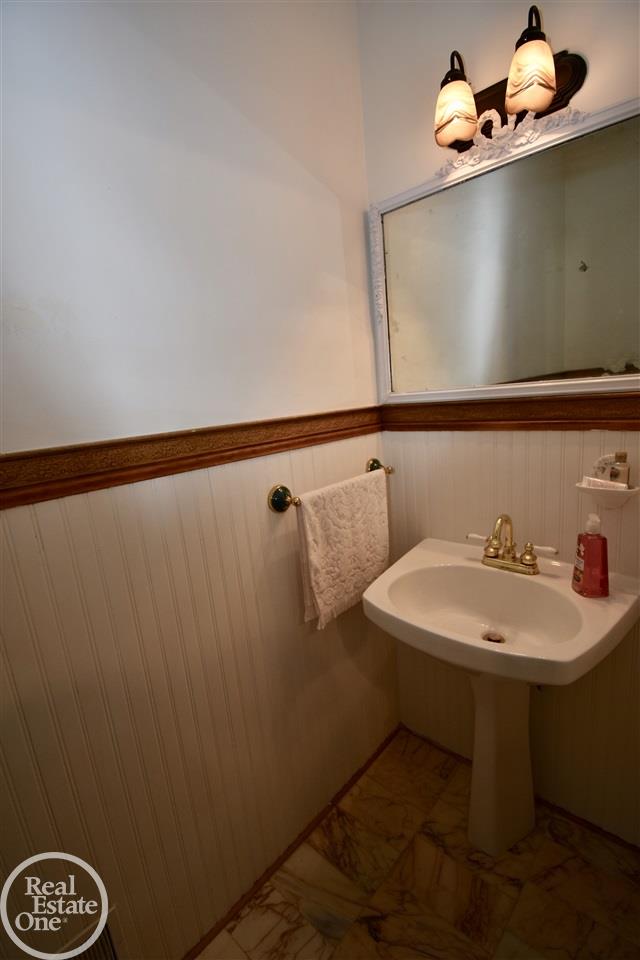 2118 Hampton Road Grosse Pointe, MI 48236 - Photo 13 of 45 31381669-12.JPG