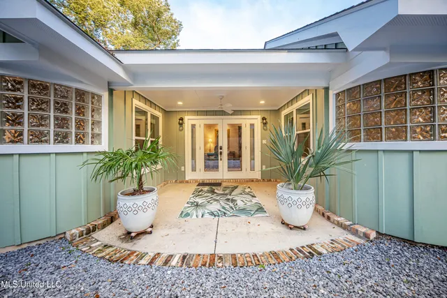 $999,997 | 703 Mosley Street, Ocean Springs, MS 39564