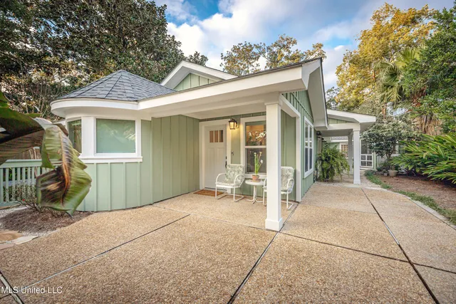 $999,997 | 703 Mosley Street, Ocean Springs, MS 39564