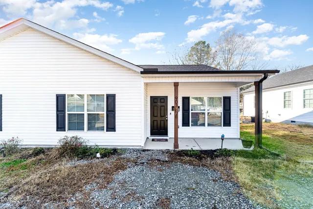 a view of a house with backyard