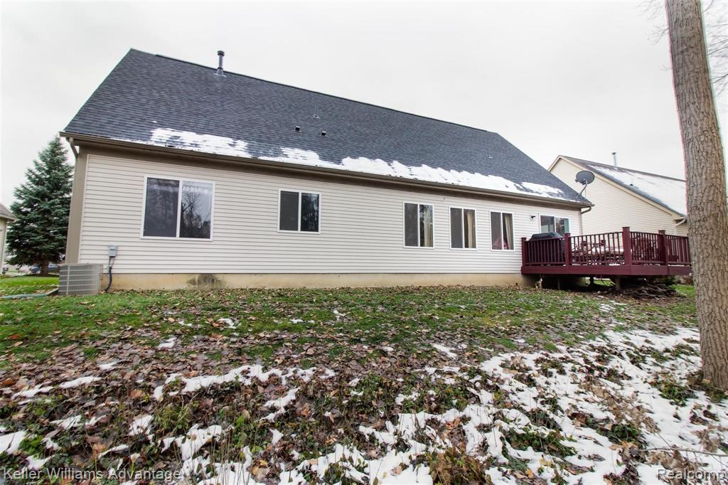 2052 Lagoon Drive Rochester, MI 48309 - Photo 2 of 32