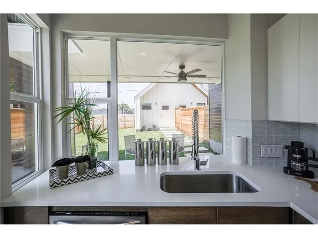 $4,000 | 1902 New York Avenue, Unit A, Austin, TX 78702