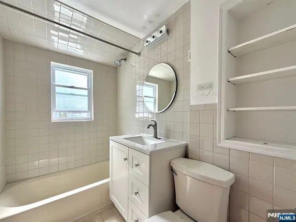 $1,900 | 376 Lafayette Avenue, Unit 3, Cliffside Park, NJ 07010