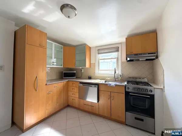 $1,900 | 376 Lafayette Avenue, Unit 3, Cliffside Park, NJ 07010