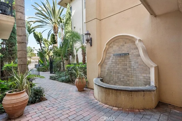 $1,024,999 | 401 Bernard Street, Unit 202, Costa Mesa, CA 92627