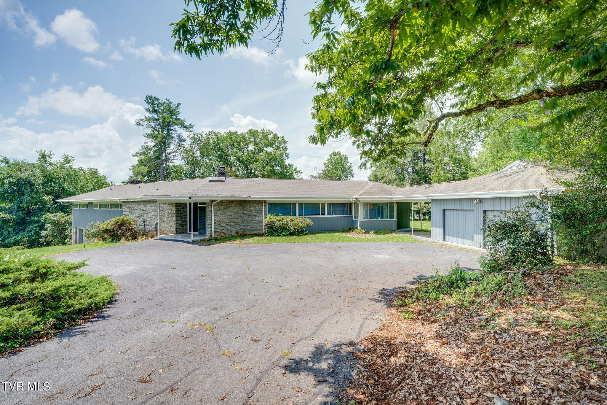 209 Maple Tree Drive Bristol, TN 37620 - Photo 4 of 53 003