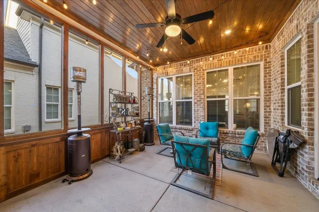 a view of an entryway with patio