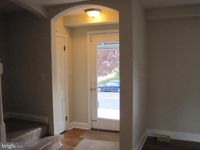 419 Academy Road Catonsville, MD 21228 - Photo 4 of 20 Entrance / Foyer