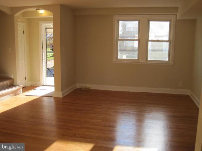 419 Academy Road Catonsville, MD 21228 - Photo 5 of 20 Living Room