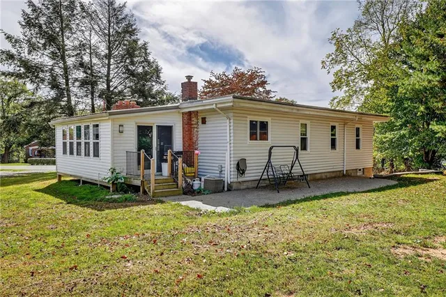 a view of a house with backyard