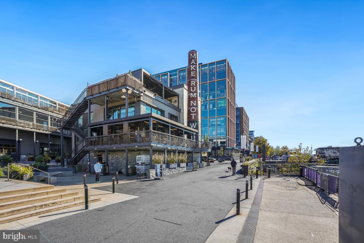 623 I Street Southwest Washington, DC 20024 - Photo 31 of 33 a view of a building with sitting area