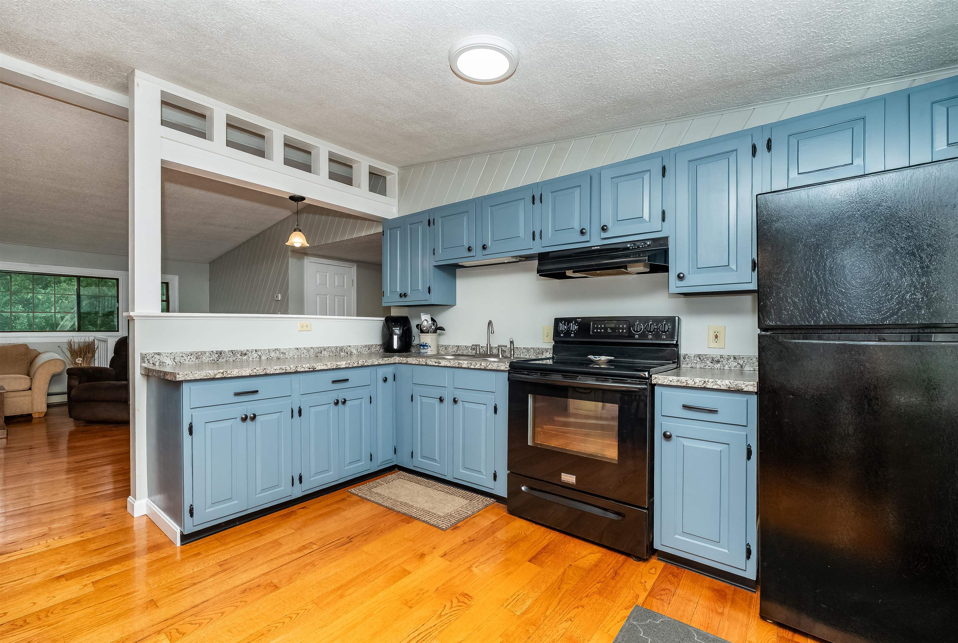 563 Pickering Road Rochester, NH 03867 - Photo 2 of 39