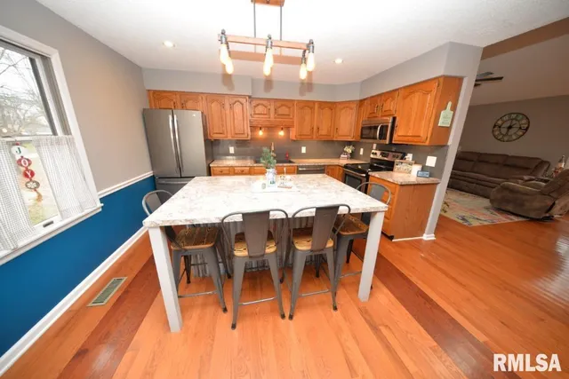 $260,000 | 824 North McCauley Lane, Mount Vernon, IL 62864