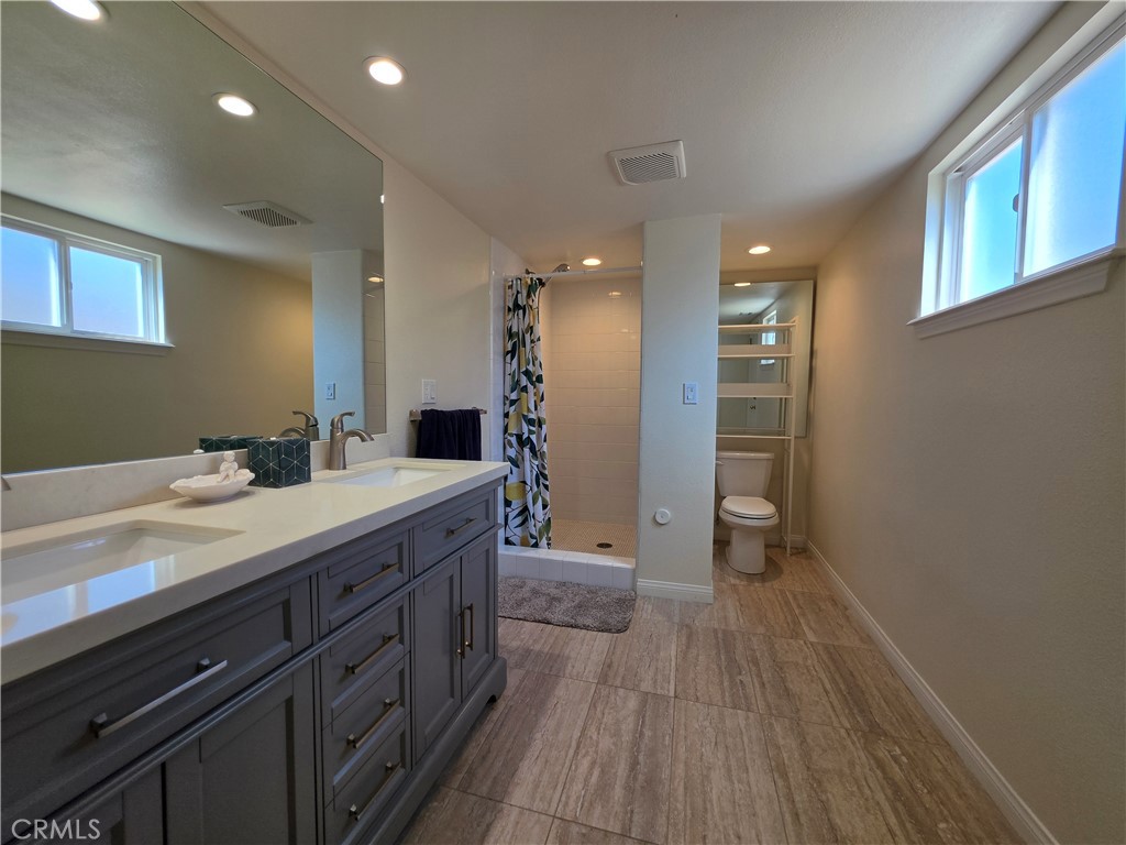 11541 Donovan Road Rossmoor, CA 90720 - Photo 34 of 51 En-suite bathroom in main level primary bedroom #2