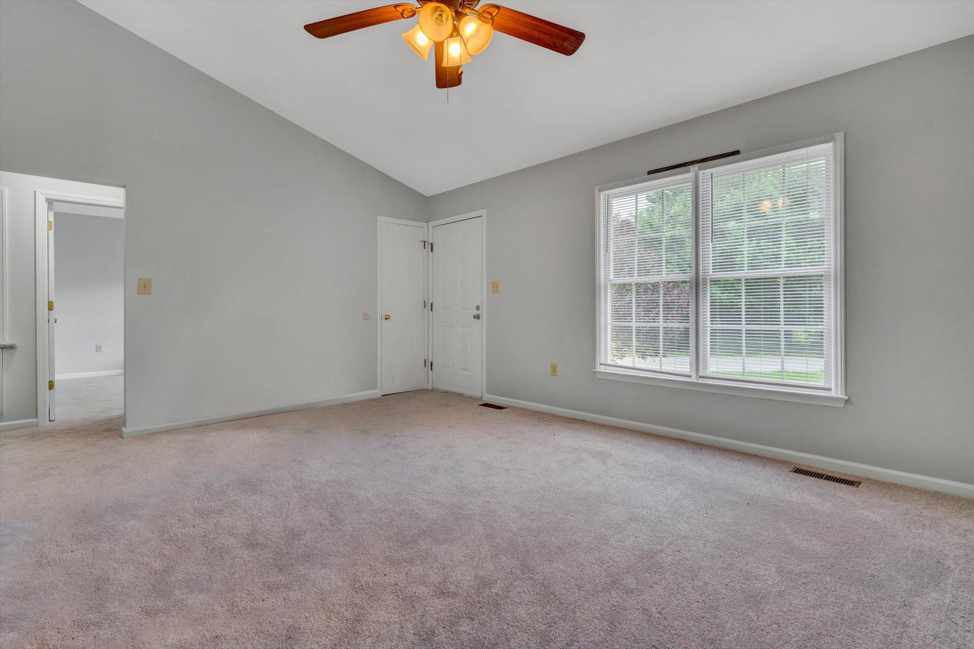1325 Thomason Road Southeast Roanoke, VA 24014 - Photo 4 of 19 04-0079546bedac7a3ebcef9e13b1ecef8509bab