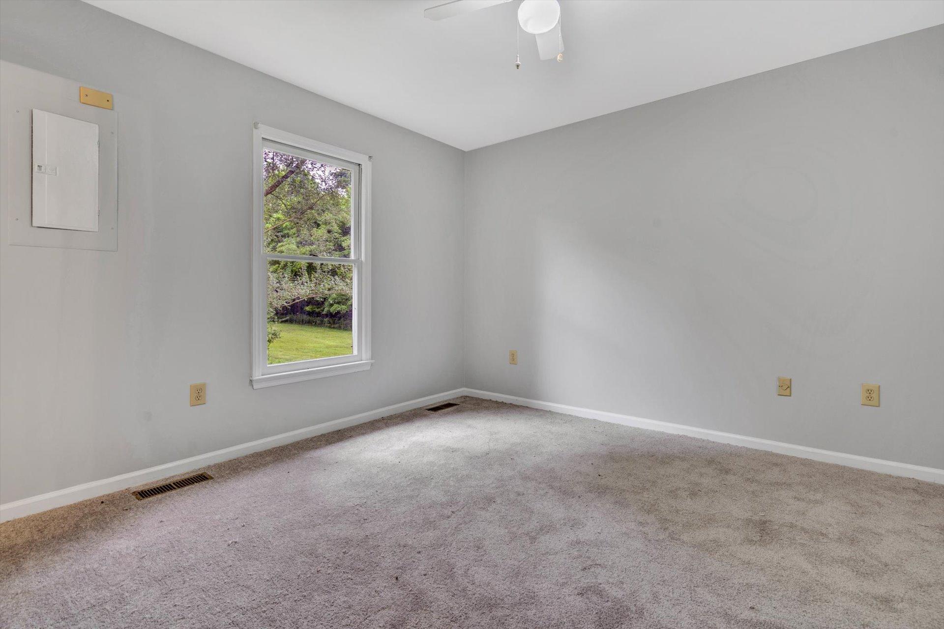 1325 Thomason Road Southeast Roanoke, VA 24014 - Photo 8 of 19 08-SHOWS GREAT-25