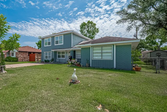 $299,999 | 5822 Shurmard Drive, Houston, TX 77092