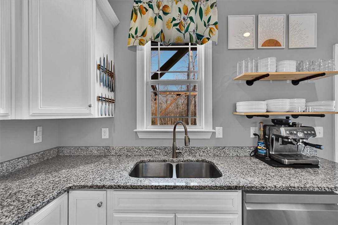 306 Ross Street Piedmont, SC 29673 - Photo 10 of 31 Granite counter tops