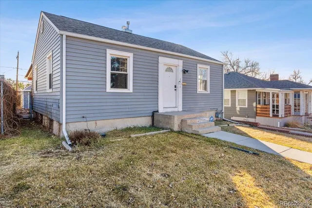 a view of a house with backyard and porch