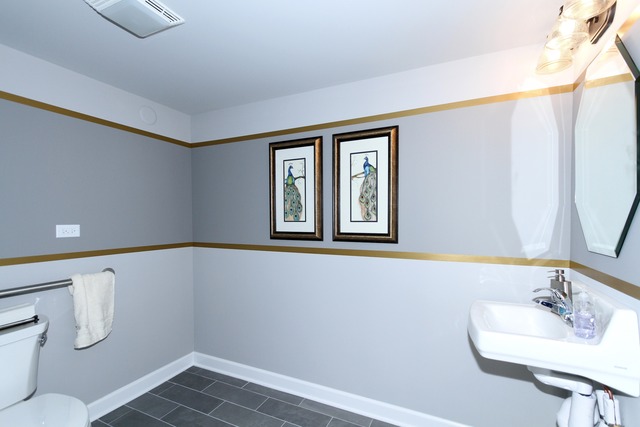 21 Marcel Lane Schaumburg, IL 60194 - Photo 8 of 22 a bathroom with a sink and a mirror