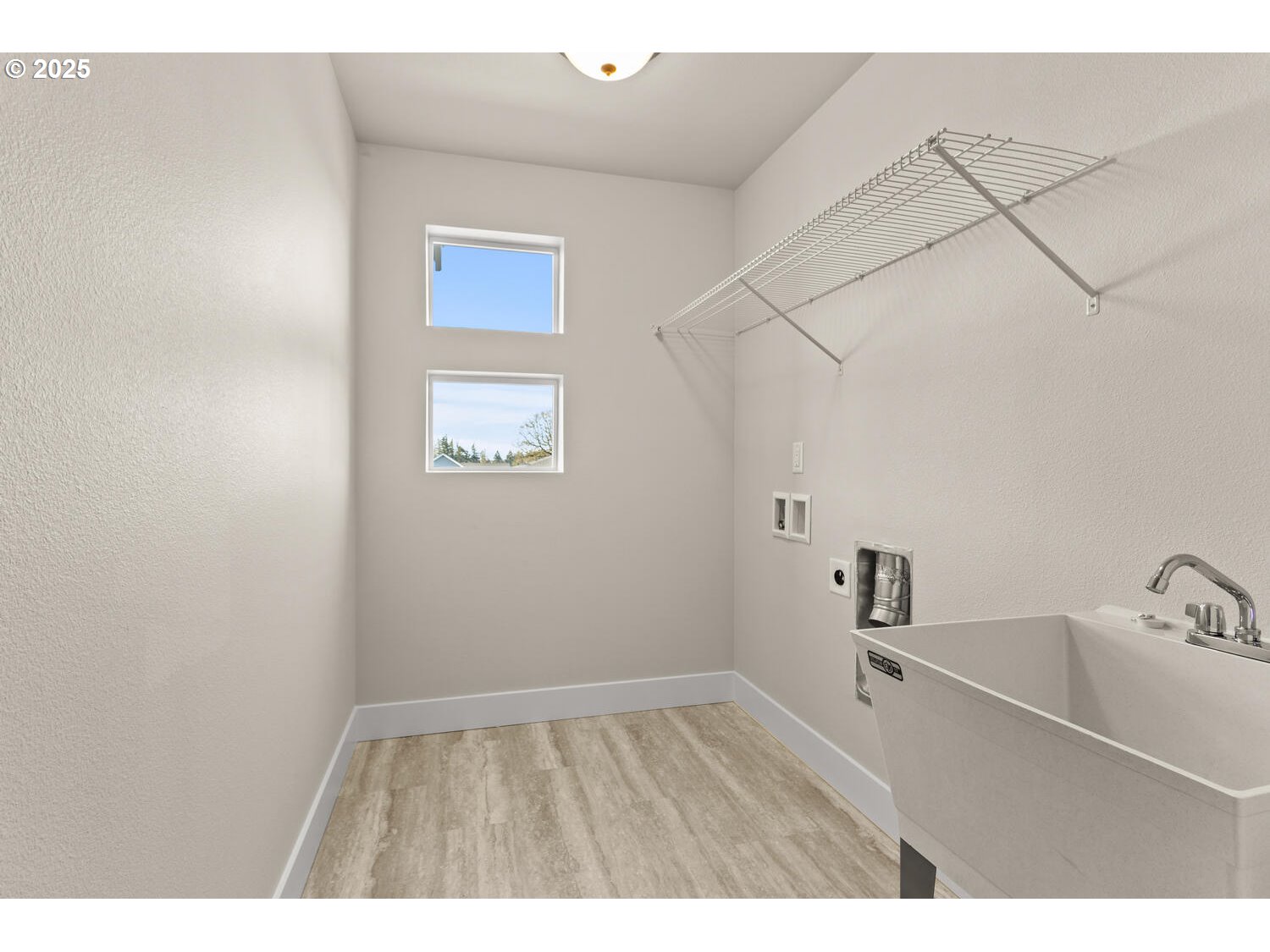 1100 North 44th Place Ridgefield, WA 98642 - Photo 24 of 29 a bathroom with a sink and a mirror