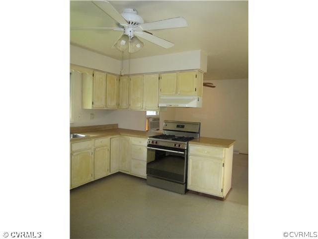 7400 Soap Stone Road Jetersville, VA 23083 - Photo 7 of 12 Kitchen - Another view of the kitchen - Eat in