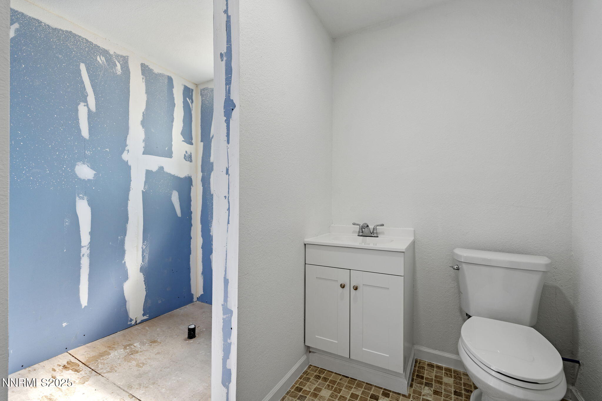 2725 East Fir Street Silver Springs, NV 89429 - Photo 31 of 56 a bathroom with a toilet sink and shower