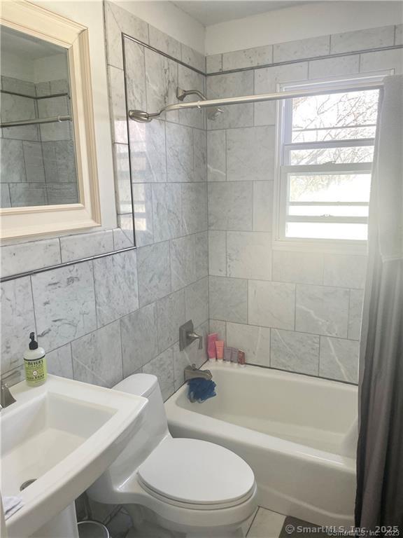 55 Oak Ridge Drive, Unit 60 New Haven, CT 06513 - Photo 11 of 16 a bathroom with a white bath tub a toilet and a sink